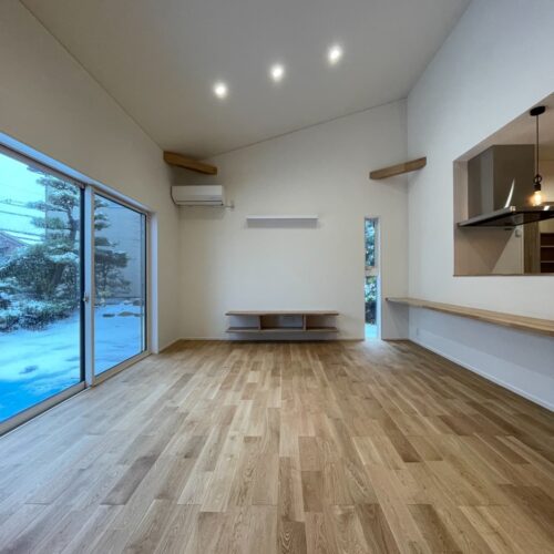 リビングの床材には無垢のオークを選ばれました！  オークは木材の中でも堅硬で重量があるため、傷がつきにくく劣化に強い特長があるそうです。  まさに床材に最適ですね！なんと、ウィスキーの樽としても利用されるんですって( ﾟДﾟ)