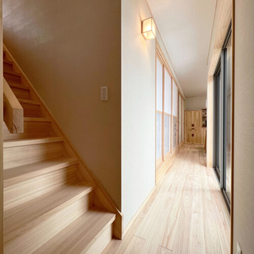 組子障子を開けるとキッチンへと繋がる廊下と、二階へと続く階段が顔を出します。  まるで旅館の廊下のような雰囲気です☆どこまでも続くひのきのいい香り～♪