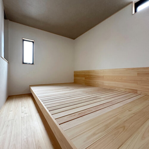 寝室の壁はＹ様ご夫婦で塗られた漆喰、床と小上がり部分はひのきです。漆喰には調湿性能があり、ひのきの匂いにはリラックス効果があります。最強な組み合わせで良質な睡眠が期待できる寝室になりました（＾－＾）☆