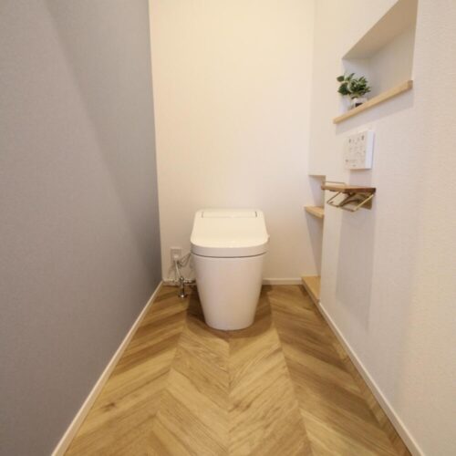 ヘリンボーン柄のフロアタイルがお洒落なトイレ空間☆  壁面に埋め込みの収納を設け、全体的にスッキリとした印象になりました(^_^)/お掃除もしやすいですね♪
