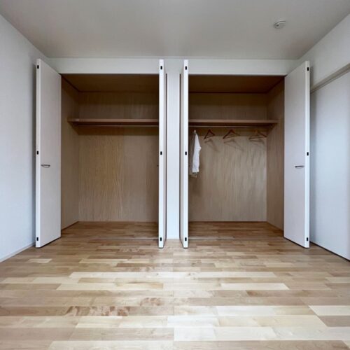 寝室にはクローゼットが二つ。ご夫婦それぞれ専用のクローゼットです♪  たっぷり収納できるのはもちろん、あなたは左側…私は右側…と分けて使えるのも嬉しい◎  分けなくてもいいわ～という方は、夏用冬用を分けたり、トップスとボトムスを分けたり、多種多様な使い方ができます(*´ω`*)