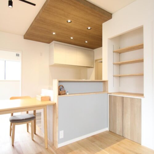 キッチンの腰壁に作ったニッチや階段下を利用した造作収納棚。LDKがすっきり見える小さな収納が散りばめられています。