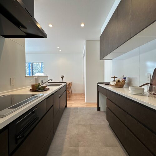 キッチンはタカラスタンダードのオフェリアです！カラーは落ち着いたブラウンを選ばれました。質感もまたお洒落なんです♪Ｋ様がこの家でつくる、初めての料理はなんでしょうか♡よろしければご一緒に…（●＾o＾●）