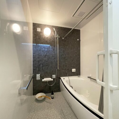 お風呂は、TOTOのサザナを。  壁はアクセントで、ロブストグレーというお色を選ばれました。