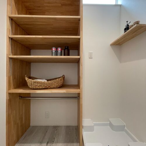 脱衣室にはたっぷり収納できる棚と、洗剤用の棚を造作しました。  上部に設けた横長のFIX窓が光を取り込み明るい脱衣室の完成です！