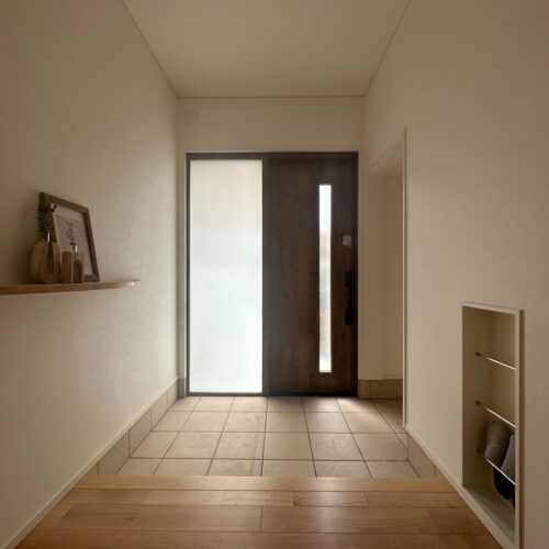 玄関ドアは引き戸に！開口部から自然の光がさし込む、明るい玄関スペースに。日中は、電気をつけずに過ごせるので、省エネにも◎