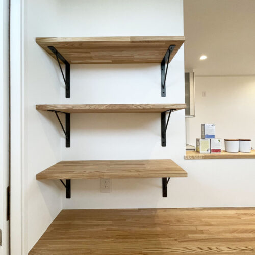 キッチンの反対側の壁にはWi-Fiルーターなどを置けるように棚を造作しました。  下にはネット回線用のコンセントも設置してあります♪