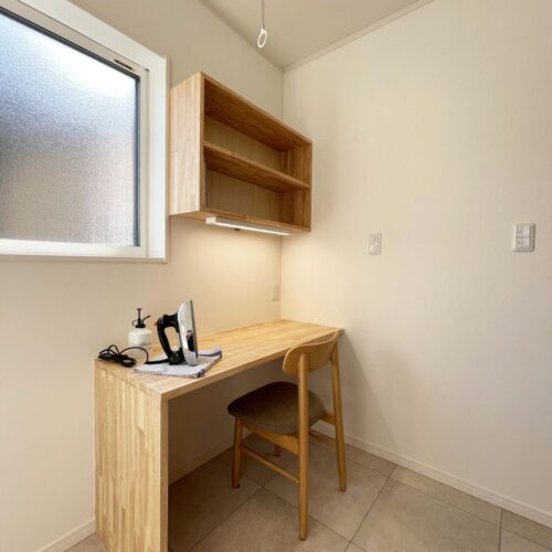 サンルームにある造作カウンターと造作の棚。カウンターのサイズは、高さ70㎝×幅1ｍ20㎝×奥行50㎝です。棚の高さも奥行きも25㎝。用途によって、大きさもいろいろ。どのように使いたいか、お話しくださいね(^_-)-☆