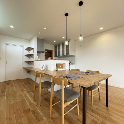 お家の雰囲気に合わせてダイニングテーブルを造作しました。  キッチンのすぐ横なのでご飯ができたらすぐテーブルへ運んだりお料理の作業台としても活用できますね♪  アイアンの足が空間を引き締めます★