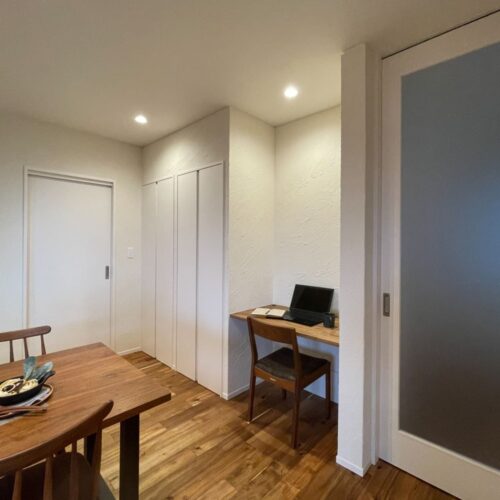 リビングを入ってすぐの位置にパソコンスペースを造作！  書斎ではなくリビングに設けることで、家族とコミュニケーションをとりながらパソコン作業ができます。