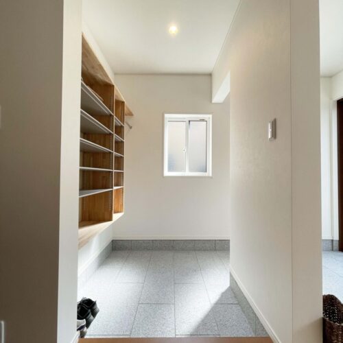 家族玄関には、靴の大きさに合わせ棚を可動できるようにしました。パイプもついており、コート等を家の中に持ち込まずに済みます。また、雨や雪に濡れたものも、室内に持ち込まず、家族玄関で乾かすことができます。