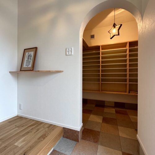 シューズクロークへの入口は、アーチ壁。 星のライトも素敵です。