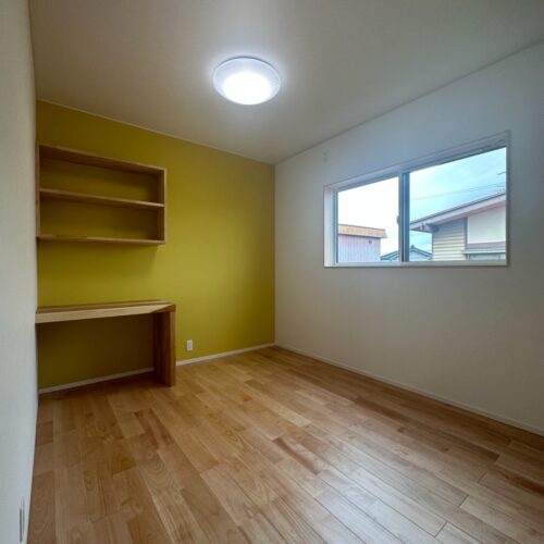 子供部屋その③  こちらは黄色のクロスをチョイス！ぱきっとしたカラーがかわいい！