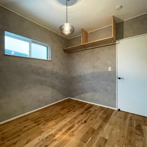 こちらの子供部屋はグレーのクロス。  オシャレな照明との相性もバッチリで、スタイリッシュなお部屋に★