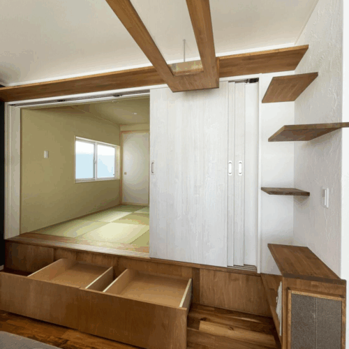 リビング横には小上がりの和室を設け、段差を活かして収納スペースを造作しました。  扉を閉めれば個室にもなるので、来客時の宿泊スペースとしても活用できます♪