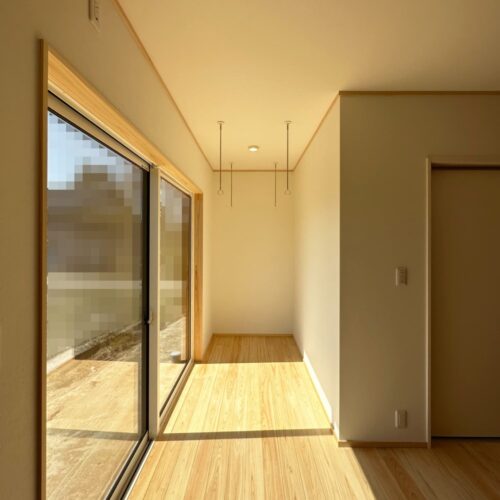 リビングを少し奥に進むと、ちょっと奥まったところに約2帖の洗濯物干しのスペースがあります。  ここは日当たりもとても良く、室内干しももちろん、窓を開けて腰掛けてゆっくりまったりすることも(*´ω｀)  縁側のようなそんな落ち着く雰囲気の空間です。