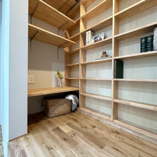 ヌックの中には、造作の本棚とカウンタースペースを造りました。  床から天井までの高さの本棚は、ご主人の趣味の漫画をたくさん収納するために造られたもの。  カウンターでは、お子様もお絵描きしたり宿題をしたりと家族みんなが満喫できるスペースになりそうです(*^^*)