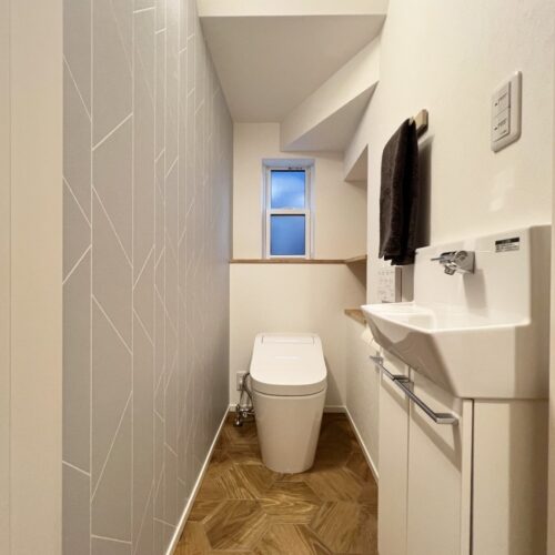 六角形（ヘキサゴン）の形のタイル（東リ：PWT2360）を、1枚1枚敷いて完成させます。かわいい！！  アクセントクロスは、サンゲツのFE74615を選ばれました。タイルもクロスもかわいいだなんで、なんてズルいトイレ(*^^*)