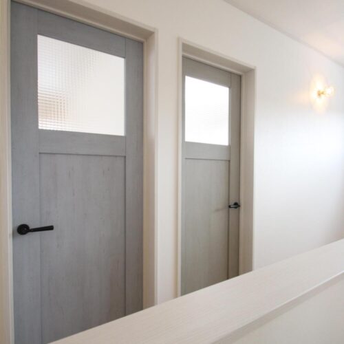 さりげなく色違いがかわいい子供部屋の扉♡  やわらかい色味がお家の雰囲気にピッタリです♪