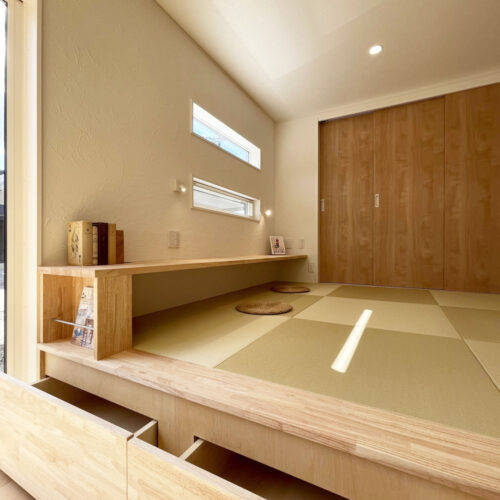 小上がり和室の下は引出収納。  子供が小さいうちはおもちゃを入れようかな～♪趣味の物を入れようかな～♪  収納がたくさんあると、自分の心にも余裕ができそうです(^_-)-☆