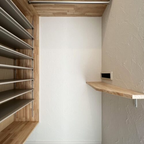 玄関内には、ご家族専用のシューズクロークを設けました。  靴の高さに合わせて調節できる可動棚と、レインコートなどを掛けれるパイプハンガーを造作しました♪  可動棚の下にはブーツや長靴を置けるのが嬉しいですね(^_-)-☆  壁は、調湿・消臭効果がある漆喰仕上げです！