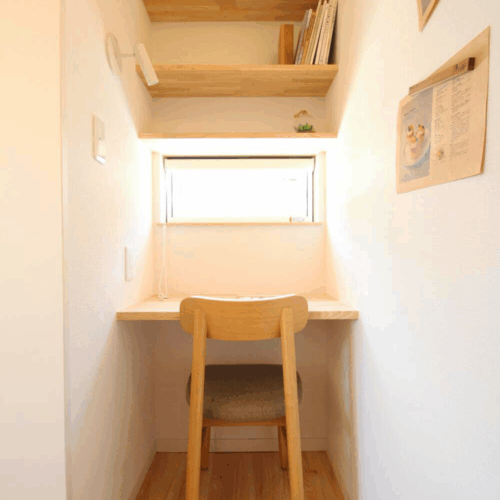 食品庫の一角には奥様のワークスペースとして活用できるようにデスクと棚を造作しました!(^^)!  座って右の壁面は磁石の付くクロスで仕上げており、学校からのおたよりや自分のスケジュールなどを忘れずに貼っておくことができます♪