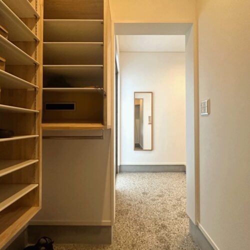 シューズクローク内には、たっぷり収納できる造作棚とパイプハンガーを取り付けました。  そして郵便受けもシューズクローク内に。万が一の防犯面も安心☆彡