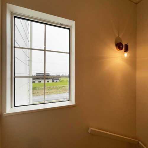 二階の窓と照明のバランスがオシャレ☆  こちらは階段や廊下の採光を取るための明かり窓として。  FIX窓は何よりお掃除が楽！オシャレでお掃除が楽って言うことなしですね( *´艸｀)