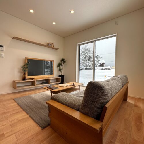 テレビボードは造作！ 壁に固定して浮かせるフロートタイプです！ スッキリとした見た目と、床から浮いているのでお掃除がしやすく、人気です♪