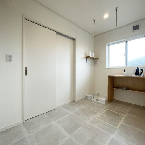 サンルームにはホスクリーンと造作カウンターを取り付けました。  造作カウンターは、乾いた衣類を畳んだりアイロンがけなどに役立ちます♪