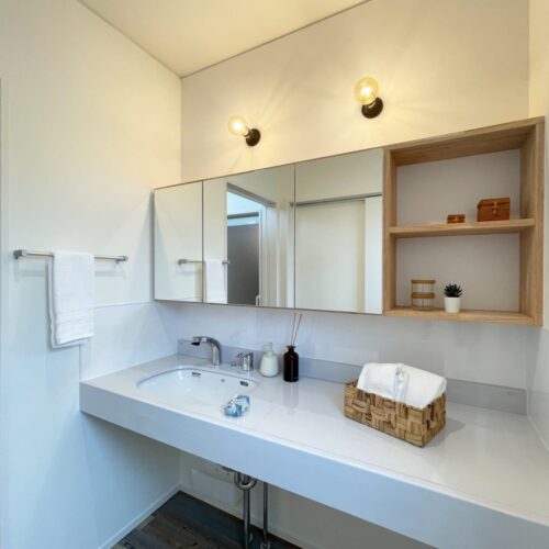 横幅が約170㎝もある広々洗面台。  LIXILの洗面カウンターを選ばれました。  鏡の横には、洗面用品を収納したり小物を飾ったりできる造作棚を。  朝の洗面所渋滞もこの広さなら解消できそうです！