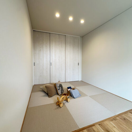 リビングには4.5帖の和室。  子どもの遊び場、お昼寝、体調不良時の看病としても重宝しそうです。  大人もゴロンとくつろぐ場所があると嬉しいですね。