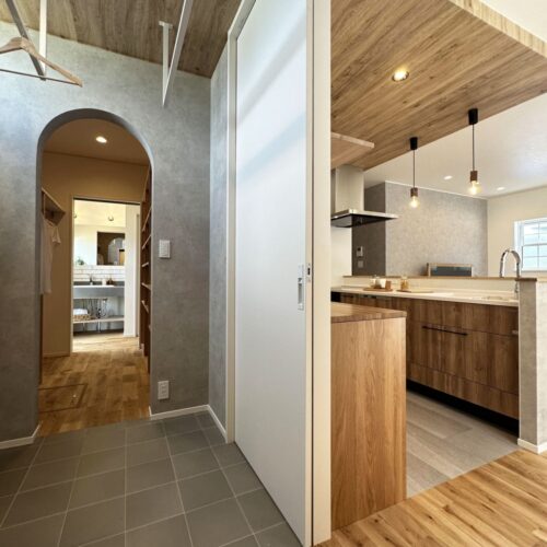 キッチン奥の扉は水回りへと繋がります。  手前から、脱衣室兼サンルーム～ファミクロ～洗面台へと続く動線です。  水回りを直線上に集約することで、お洗濯の家事効率をグンと高めてくれます♪  何かとキッチンに立つ時が多いママにとって、この間取りは助かりますね♪