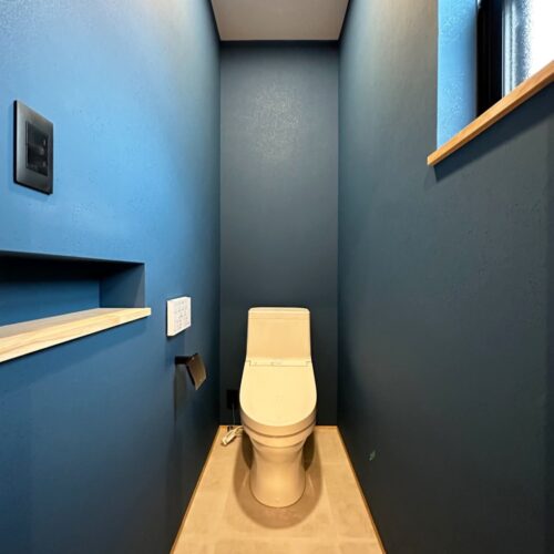 1階トイレとクロスを揃えた2階のトイレ。  クロス：ルノン RF-8248  フロアタイル：サンゲツ IS-1040