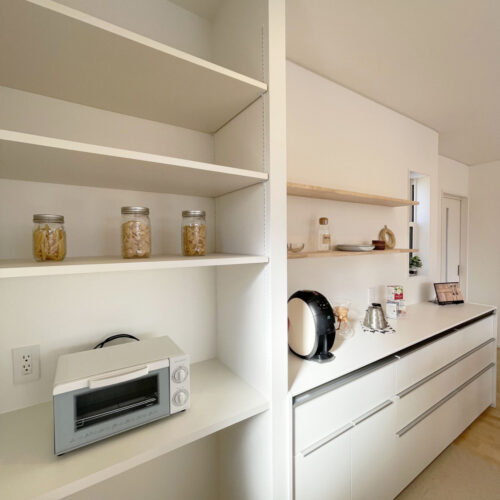 カップボードもキッチン同様、リクシルのシエラで揃えました☆  収納棚と飾り棚を造作し、使い勝手のいいキッチンになりました(*´ω`*)