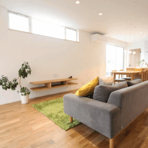 テレビボードは大工さんのお手製(^_^)/  フロートタイプなのでテレビーボード下の床掃除もラクチンです♪