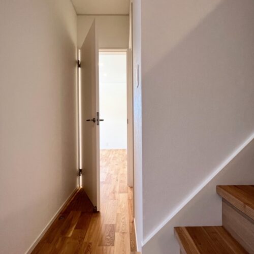 将来的に2階に行かなくても1階だけで生活が完結できるようにと、1階に主寝室を造られました。  この1階主寝室こそ、「平屋づかい」ができる秘密！