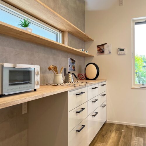 カップボードのカウンターと上部の棚は大工さんお手製です。  壁の一部にはFeボードを施工したので、学校からのお便りやレシピなどを貼っておけます◎  なんて便利～(^O^)／