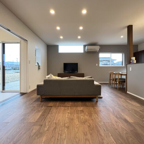 リビングは一部クロスを替え、ダークカラーでまとめました。  インテリアを邪魔しないダウンライトに、グレー×白×茶のバランスがなんともオシャレ♡