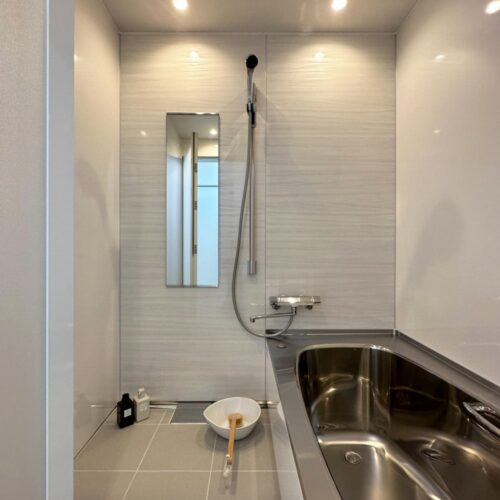 お風呂は、タカラスタンダードのエメロードを。  ステンレスの浴槽って、「お湯が冷めやすいのではないか」というイメージがある方もおられると思うのですが、エメロードは「浴槽に保温材を分厚く吹き付けているので、お湯のぬくもりが長続きする」と、タカラスタンダードのホームぺージにも紹介されています。  どこか懐かしく、でもスタイリッシュな印象のお風呂場です(*´ω｀)