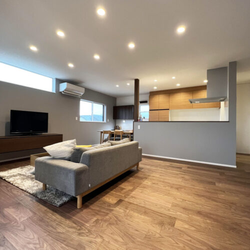 落ち着いた色合いと重厚感あふれる木目が素敵な、ウォールナットの無垢フローリング。  世界三大銘木と言われるだけありますね～( *´艸｀)足触りが気持ちいい～♪