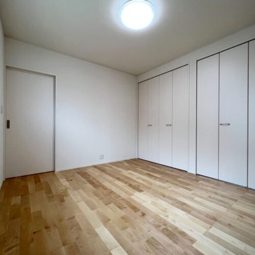 寝室の壁は漆喰です。  漆喰は外気温に影響されにくいので、夏は涼しく、冬はあたたかい室内環境になります！  良質な睡眠で一日の疲れを取りましょう♪     無垢フローリング：カバザクラ  壁：漆喰