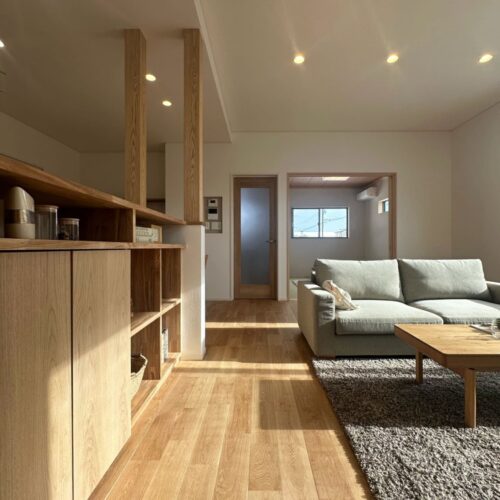 ポカポカ暖かい日が差し込むLDK。  お休みの日には家族でゆったり過ごせますね。