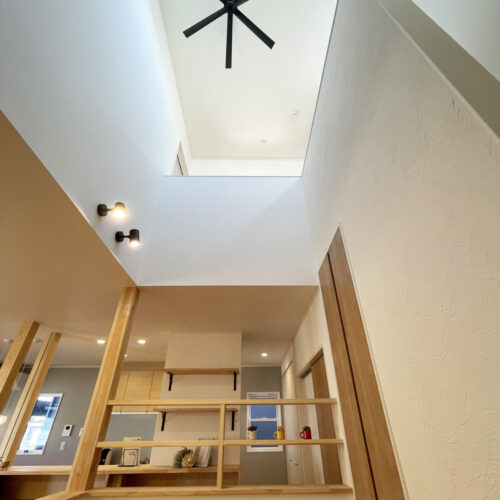 スキップフロアから上を見上げると、開放的な吹抜けが広がります。シーリングファンが取り付けられており、空気の循環を手助けしてくれます(^^♪