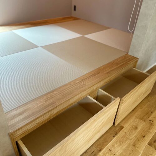 小上がりの段差を活かした収納スペース。