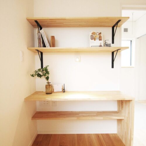 4.5帖のウォークインクローゼット。ぐるりとパイプ付き枕棚を付け、たくさんの衣類をハンガーにかけたまま収納できるようにしました。畳んで収納するものは可動棚へ。大きな鏡があるので、ここで全身コーデをチェック☆