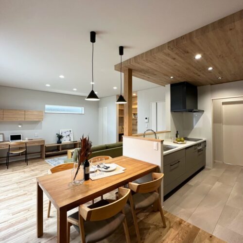 ダイニングには、オーデリックのブラックのペンダントライトを2つ付けられました。  空間のアクセントなりにとてもおしゃれですよね(*^^*)  キッチンの天井を木目調のクロスにすることで、壁がなくても空間が仕切られたような感覚に。  落ち着いた雰囲気のダイニング・キッチンになりました。