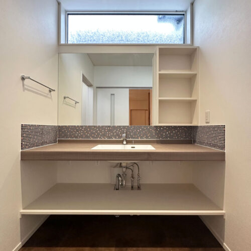 洗面台にはオシャレなタイルを施工しました♪  こちらは、リクシルのガラスモザイク/スターダスト。  所々に散りばめられた金彩や銀彩がカワイイ～♡  水撥ねしてもサッと拭いてお手入れもラクラク(^O^)／     洗面カウンター：アイカ工業 TJ-470K  タイル：リクシル IM-12P/SAD4