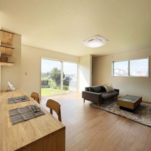 骨組みだけを残し、断熱材や耐震補強を行い、間取りを一新したI様邸。大きな窓から明るい日差しが差し込みます。ブラックチェリーの床材が落ち着きと深みを感じさせます。カウンター幅は約2.5メートル。奥行約50センチです。