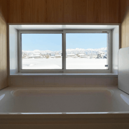 お風呂の窓から見える立山連峰が絶景です(*^^*)  窓の外側には電動シャッターも取り付けているので防犯面でも安心です。